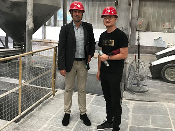 來(lái)自西班牙的客戶參觀我們的工廠